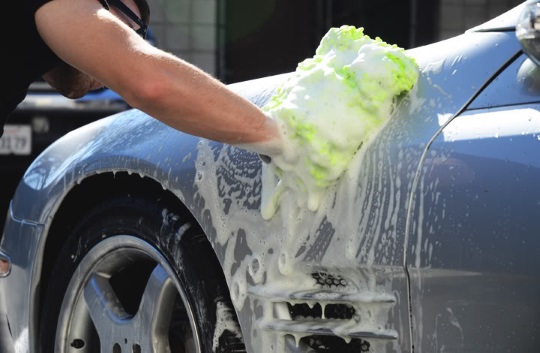 Lavaggio auto a mano